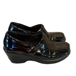 Born BOC Black Patent Clogs Size 9.5